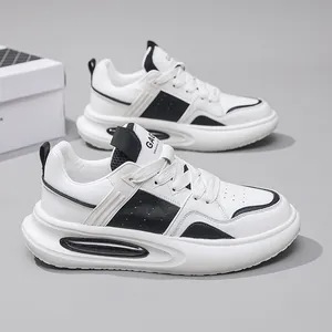 Moderne wit-zwarte herensneakers van leer met ademende dikke zolen met luchtkussen