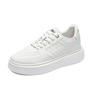 Witte lederen platform sneakers voor heren met dikke zool en veelzijdig casual design