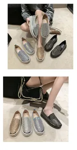 Vista dettagliata dei mocassins platform con strass scintillanti in vari colori alla moda