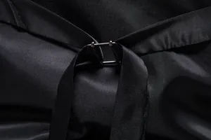 Primo piano della fibbia posteriore regolabile di un gilet da uomo vintage slim fit.