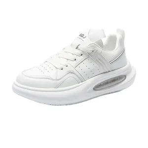 Stijlvolle witte leren herensneakers met luchtkussen en comfortabele dikke zool.