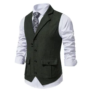 Dettaglio ravvicinato di un gilet da uomo vintage in tweed a spina di pesce verde