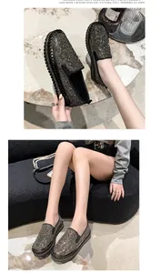 Mocassini platform con strass neri lucidi da donna in scatti di moda casual