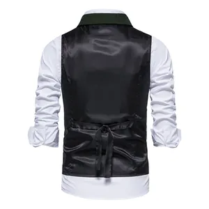 Vista posteriore dettagliata di un gilet in tweed a spina di pesce slim fit vintage