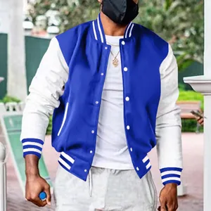 Detail van het klassieke blauw-witte varsity jack met gestreepte kraag en boorden