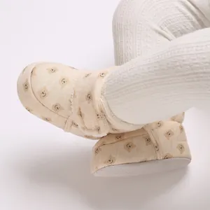 Vista detallada de botas de invierno para bebé con forro polar y diseño de ositos