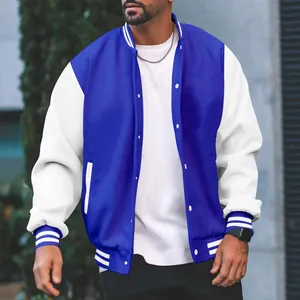 Vooraanzicht van een klassiek blauw-wit heren varsity baseballjack met witte knopen.
