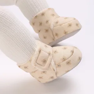 Primer plano de botas de invierno para bebé con estampado de oso y forro de vellón
