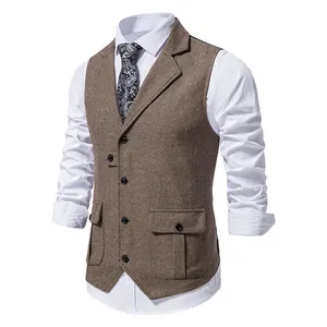 Vista dettagliata del gilet da uomo in tweed a spina di pesce marrone con risvolto