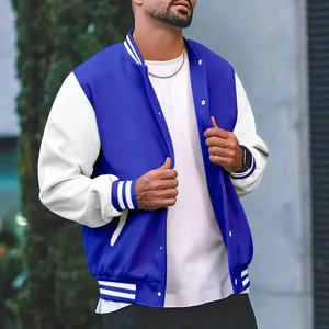 Detail van de gestreepte geribbelde manchetten op een blauw en wit varsity jack
