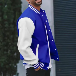 Zijprofiel van een klassiek blauw en wit heren varsity jack met gestreepte details
