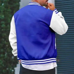 Achteraanzicht van een klassiek blauw en wit heren varsity jack met gestreepte details