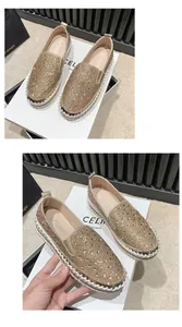 Primo piano di mocassini con strass scintillanti dotati di spesse suole platform trendy.