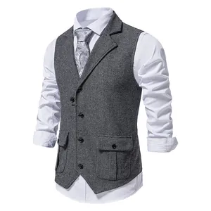 Dettaglio del gilet da uomo in tweed grigio spigato con revers retrò e bottoni eleganti