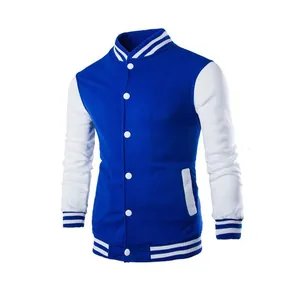 Vooraanzicht van een klassiek blauw en wit varsityjack voor heren, detailweergave