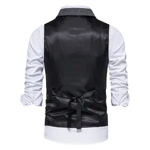 Vista posteriore di un gilet da uomo vintage slim fit con fibbia posteriore regolabile