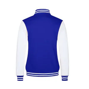 Gedetailleerd achteraanzicht van een klassiek blauw-wit varsity jack met gestreepte boorden.