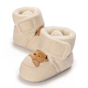 Botas de invierno beige para bebé con forro cálido de pelo sintético y parche de oso.