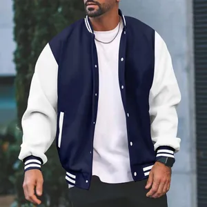 Detailweergave van een klassiek blauw en wit heren fleece varsity jack met drukknoppen