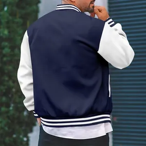 Achteraanzicht van een klassiek blauw en wit heren varsity jack met gestreepte boorden.