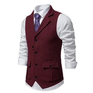 Dettaglio del gilet in tweed a spina di pesce bordeaux con revers e tasche classiche