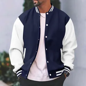 Detailopname van een klassiek blauw en wit heren varsity jack met een gestreepte ribkraag.