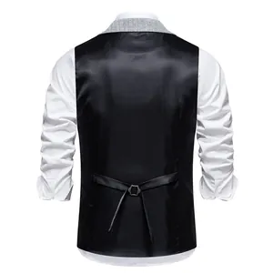 Vista posteriore dettagliata del gilet da uomo slim fit con cinturino regolabile