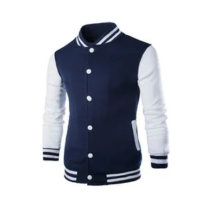 Detail van een klassiek blauw en wit varsity jack voor heren met opstaande kraag