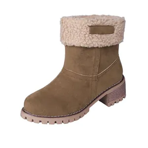 Gros plan sur bottine en daim marron avec revers en fausse fourrure beige et semelle crantée