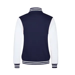 Achteraanzicht van het klassieke blauw-witte fleece varsity jack met gestreepte rib