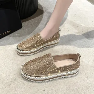 Eleganti mocassini platform con strass oro lucido e comode suole spesse da donna