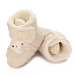 Botas de invierno de forro polar para bebé con lindo bordado de oso y cierre de velcro.