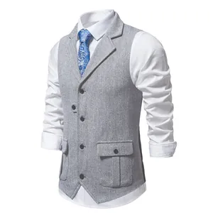 Dettaglio di un gilet da uomo in tweed a spina di pesce grigio con revers e design slim fit.