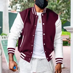 Detail van bordeaux varsity jack voor heren met witte mouwen en knopen