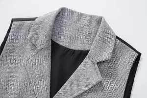 Primo piano del risvolto del gilet in tweed a spina di pesce grigio retrò e fodera