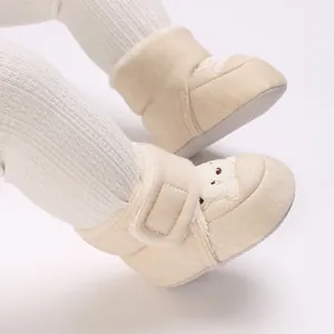 Vista detallada de los botines de invierno beige cálidos para bebés con bordado de animales