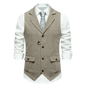 Vista dettagliata del gilet in tweed a spina di pesce marrone da uomo con revers