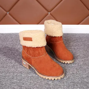 Vue détaillée de bottines en daim marron avec revers en fausse fourrure crème douce