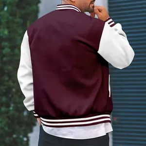 Achteraanzicht van klassiek bordeaux en wit varsity jack voor heren met gestreepte boorden