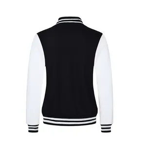Achteraanzicht van een klassiek zwart-wit fleece varsity jack met gestreepte rib.