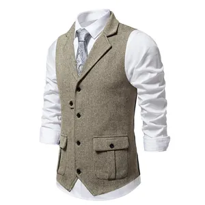 Vista dettagliata del gilet da uomo in tweed spigato kaki con ampi baveri e tasche classiche