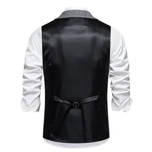 Vista posteriore di un gilet da uomo slim fit con fibbia regolabile e raso nero