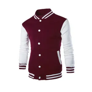 Klassiek bordeauxrood en wit varsity baseballjack met gestreepte manchetten en knopen