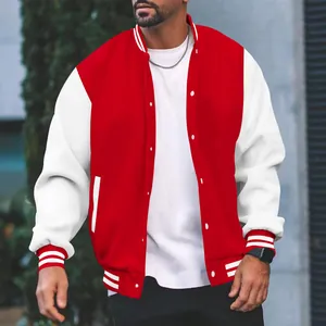 Detailweergave van heren varsity jack in rood en wit met fleecevoering en gestreept bies