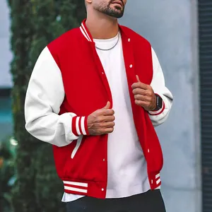 Rood-wit varsity jack voor heren met klassieke fleecevoering en knoopsluiting voor mannen