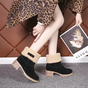 Vue détaillée des bottines en daim noir avec revers en fourrure beige et semelle à crampons