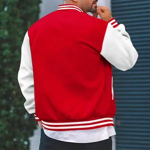 Gedetailleerd achteraanzicht van een rood-wit varsityjack met gestreepte geribbelde zoom.