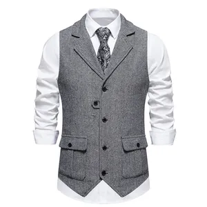 Dettaglio del gilet grigio in tweed a spina di pesce con revers retrò e vestibilità aderente