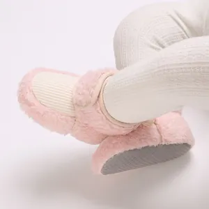 Détail de bottes d'hiver bébé en polaire rose avec semelles souples antidérapantes