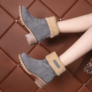 Bottines d'hiver grises avec bordure en fausse fourrure beige et talons blocs stables